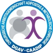 Logo der Chirurgischen Arbeitsgemeinschaft Adipositas & Metabolische Chirurgie mit stilisierten Figuren.